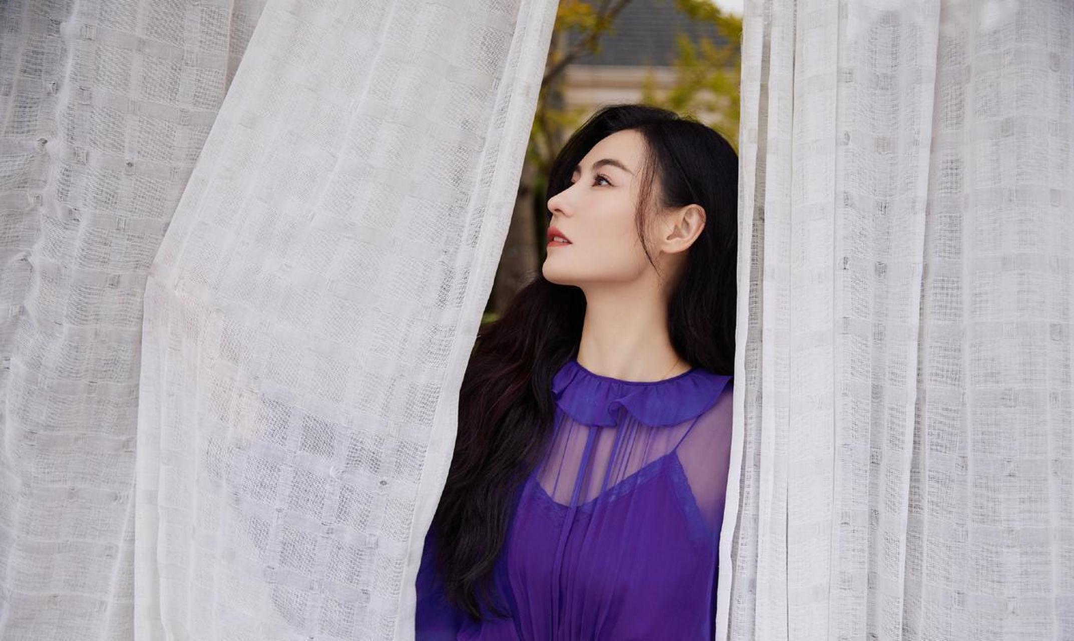 不老女神张柏芝,作为三个孩子的妈妈,她真的蛮拼的,五十多岁了还是一