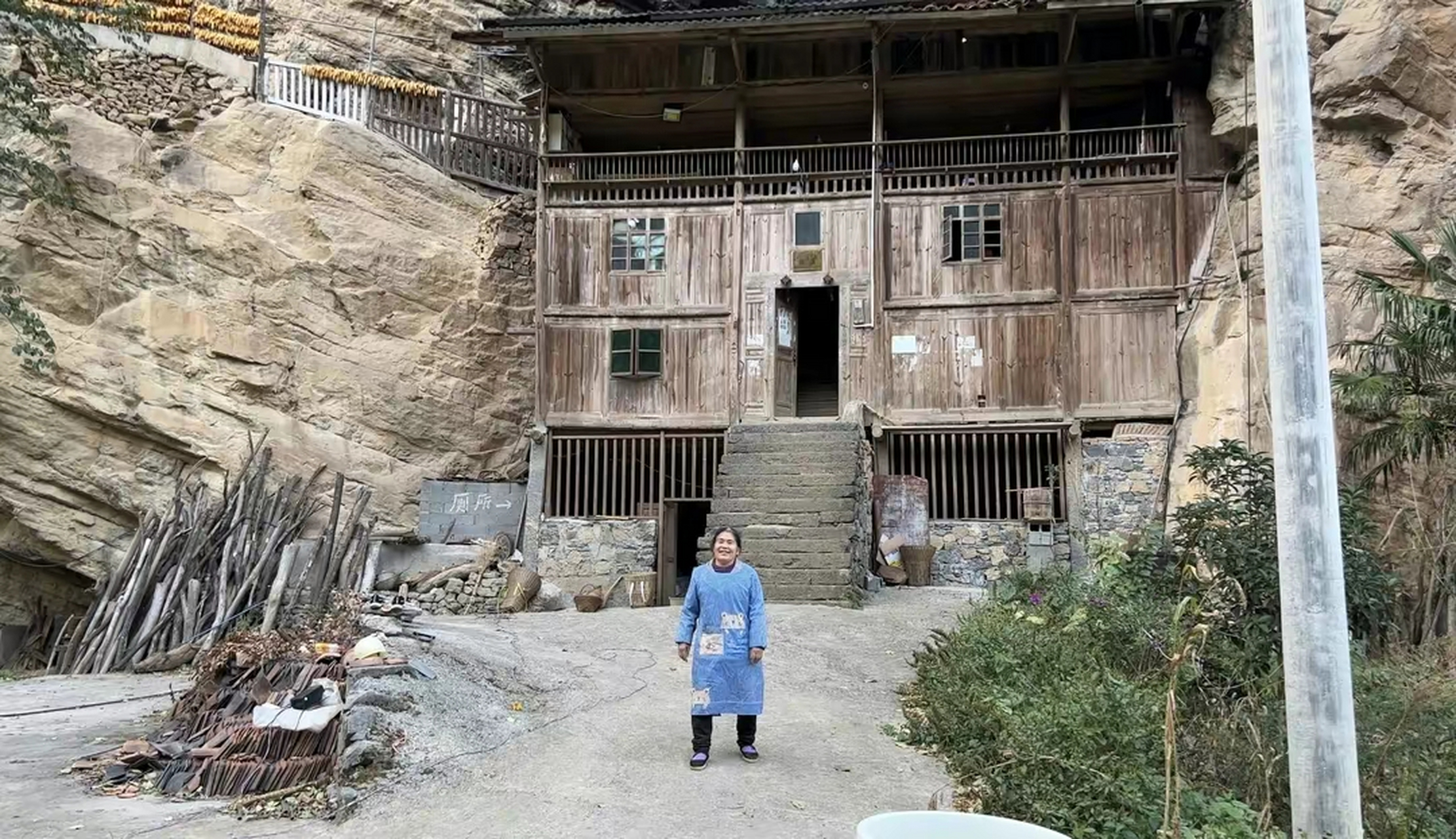 在重庆的丰都县的大山深处,发现一户崖居人家,房子修建在悬崖的峭壁上