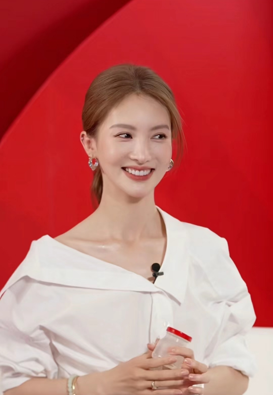 近日,金晨的直播看起来没有偶像包袱,表情非常的丰富,大笑也不在话下