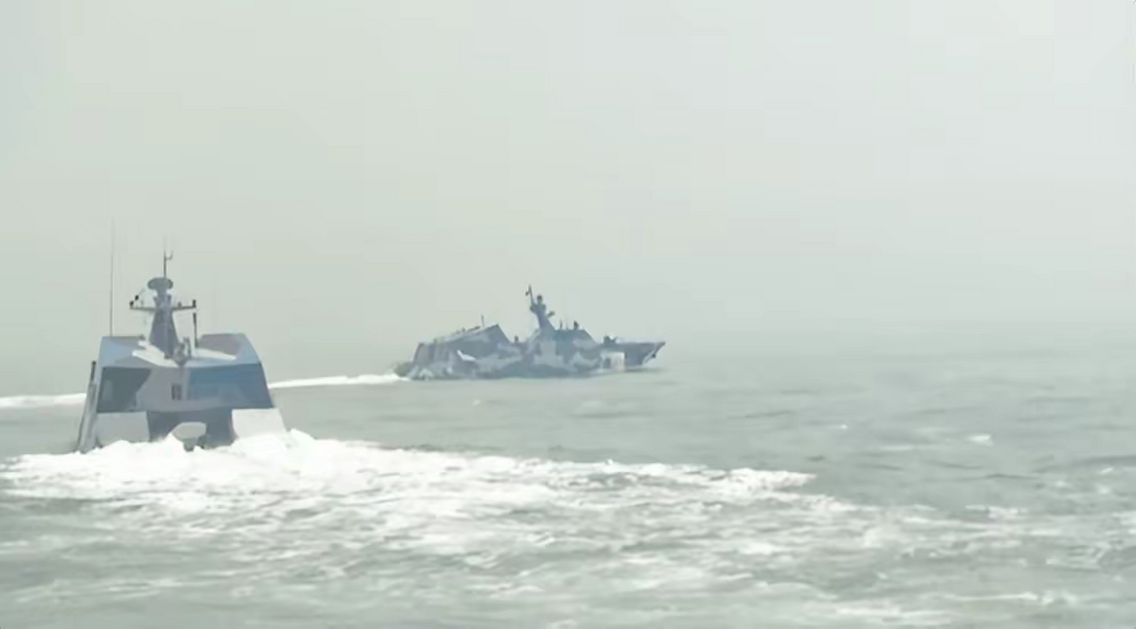 东部战区"环岛"军演,42架次军机和8艘次军舰齐出动  根据东部战区新闻