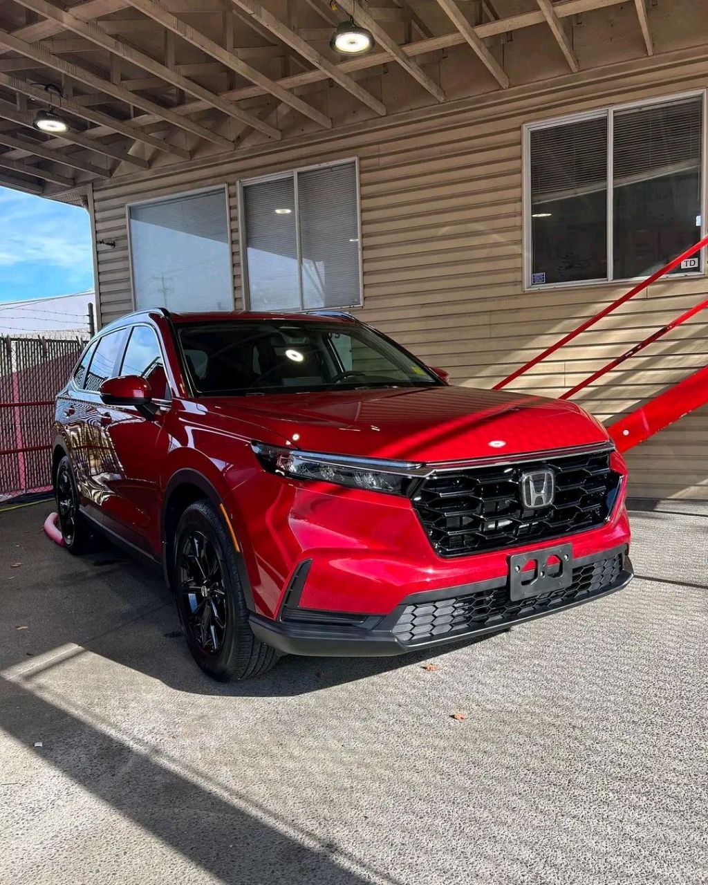 汽车# 红色漆面的本田cr-v还真的不多见,你觉得喜庆吗?