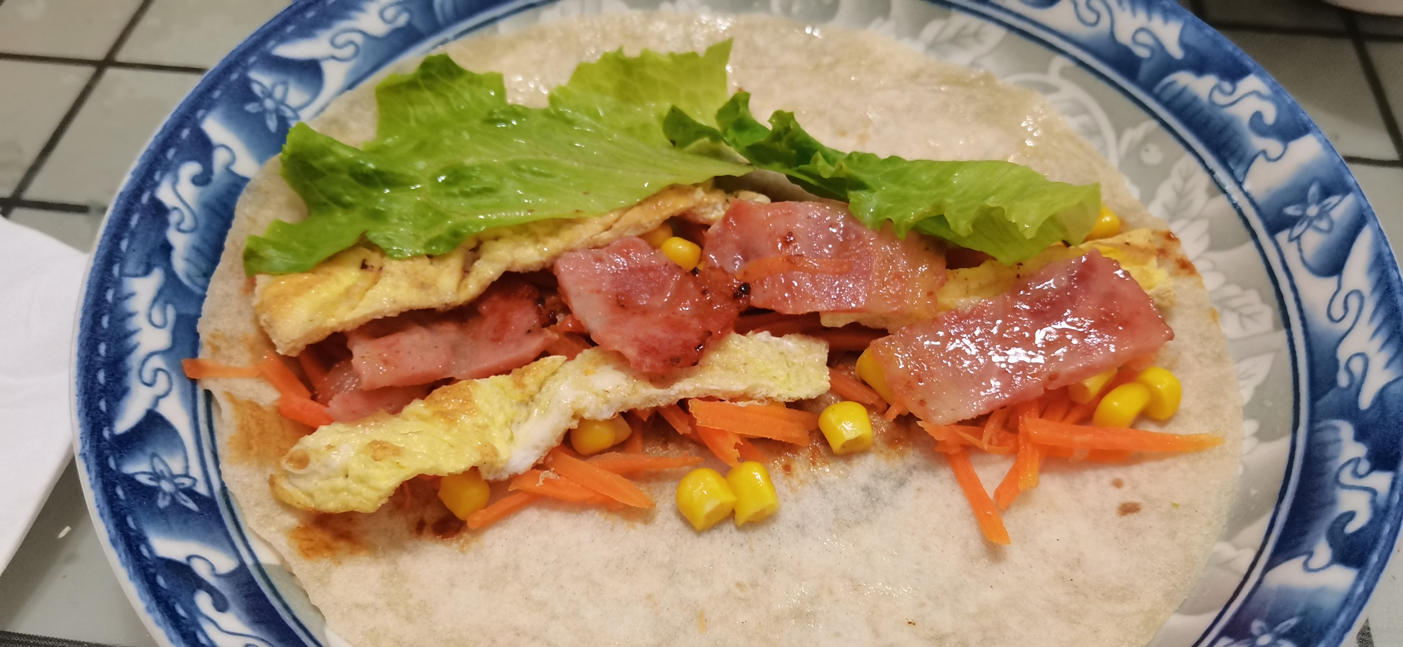 开学第一天的早餐我做的比较丰盛,大饼卷一切,我准备的是生菜叶,摊