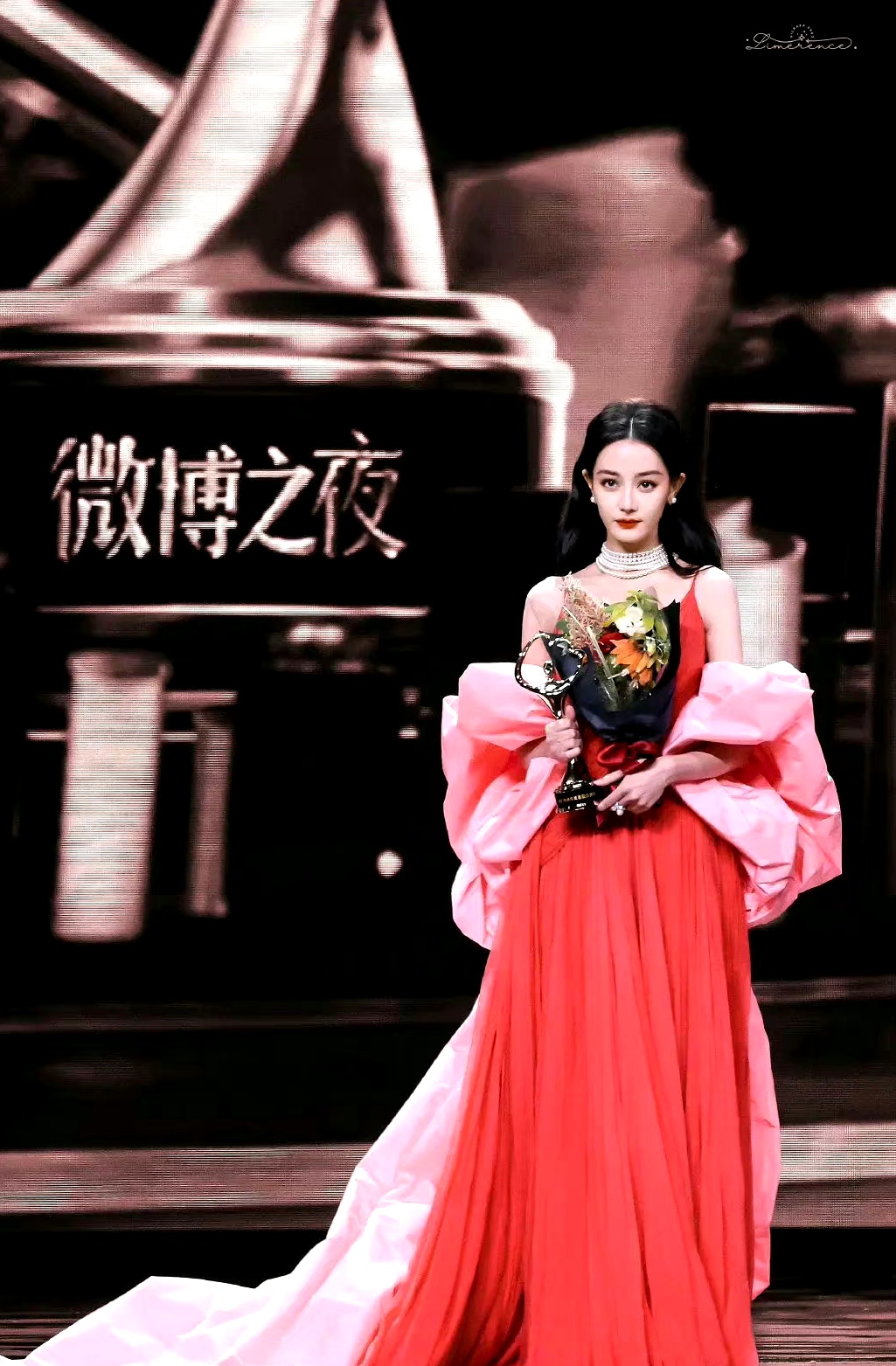 迪丽热巴美人鱼造型