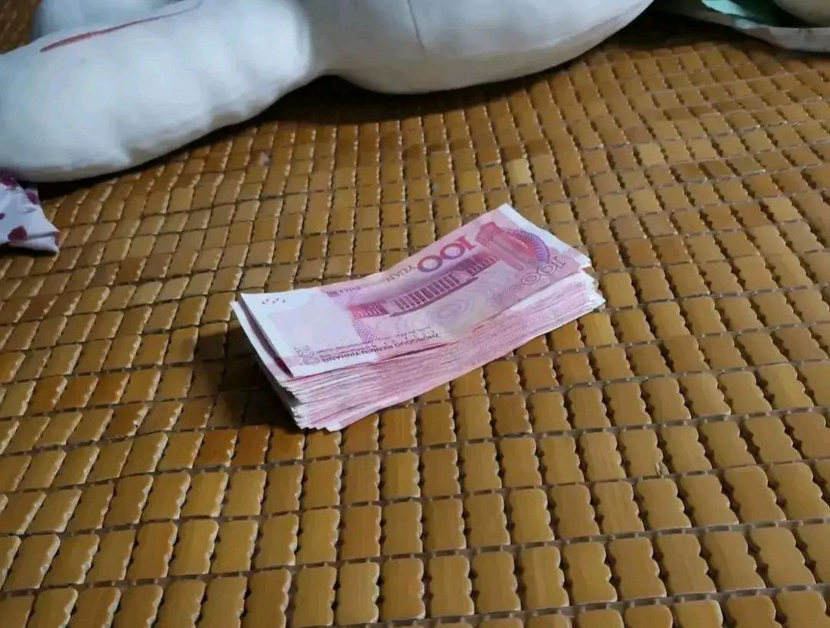 老公昨天晚上发工资了,这个月一共发了7500块钱,我以为他每个月都会