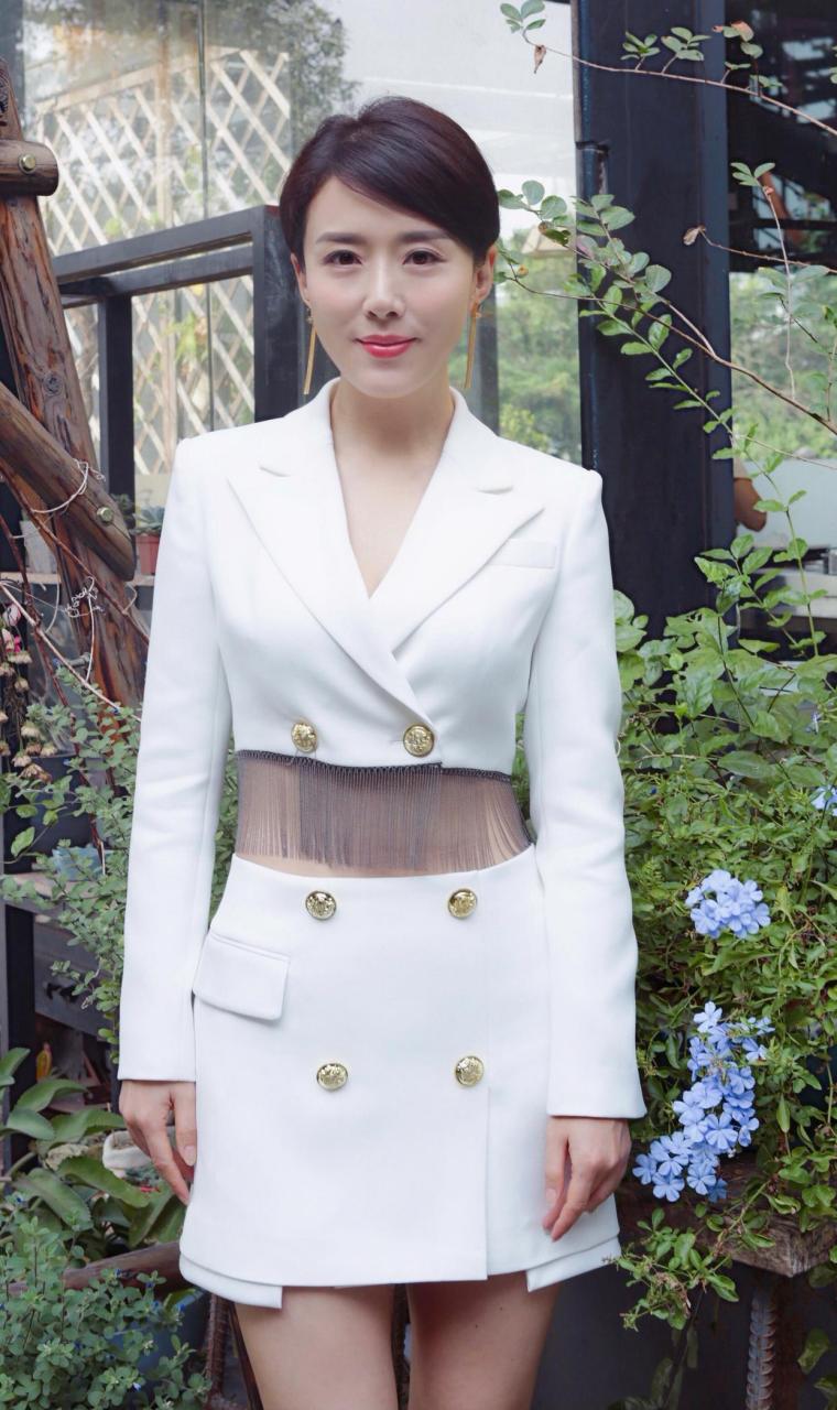 汗珠人自流.  出镜:颜丹晨大美人  2023年4月13日星期四