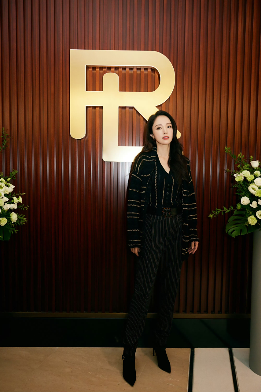 美女# 女神董璇品牌代言,气质与颜值拉满.