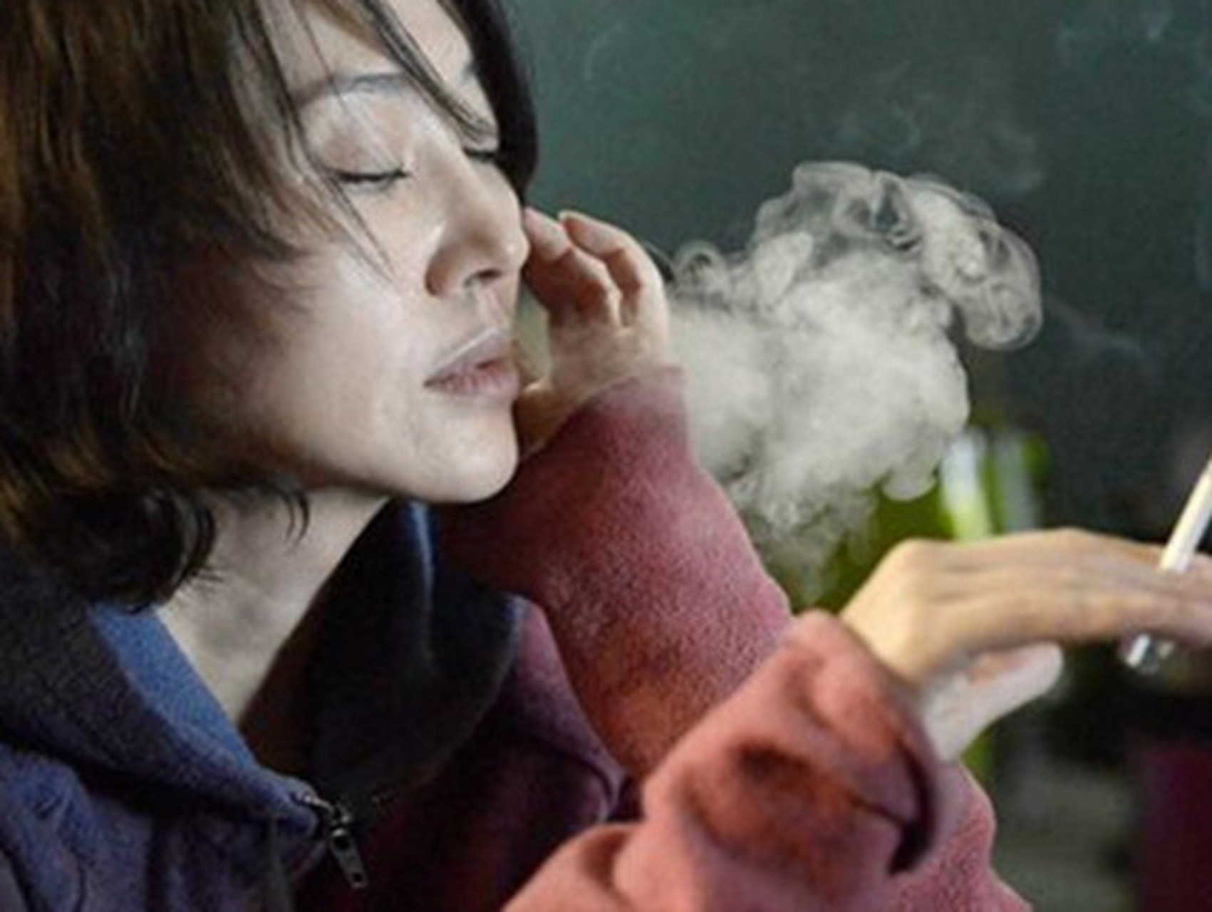 我国女性吸烟最高的十大省份 在许多人的观念中,抽烟好像只是男人的