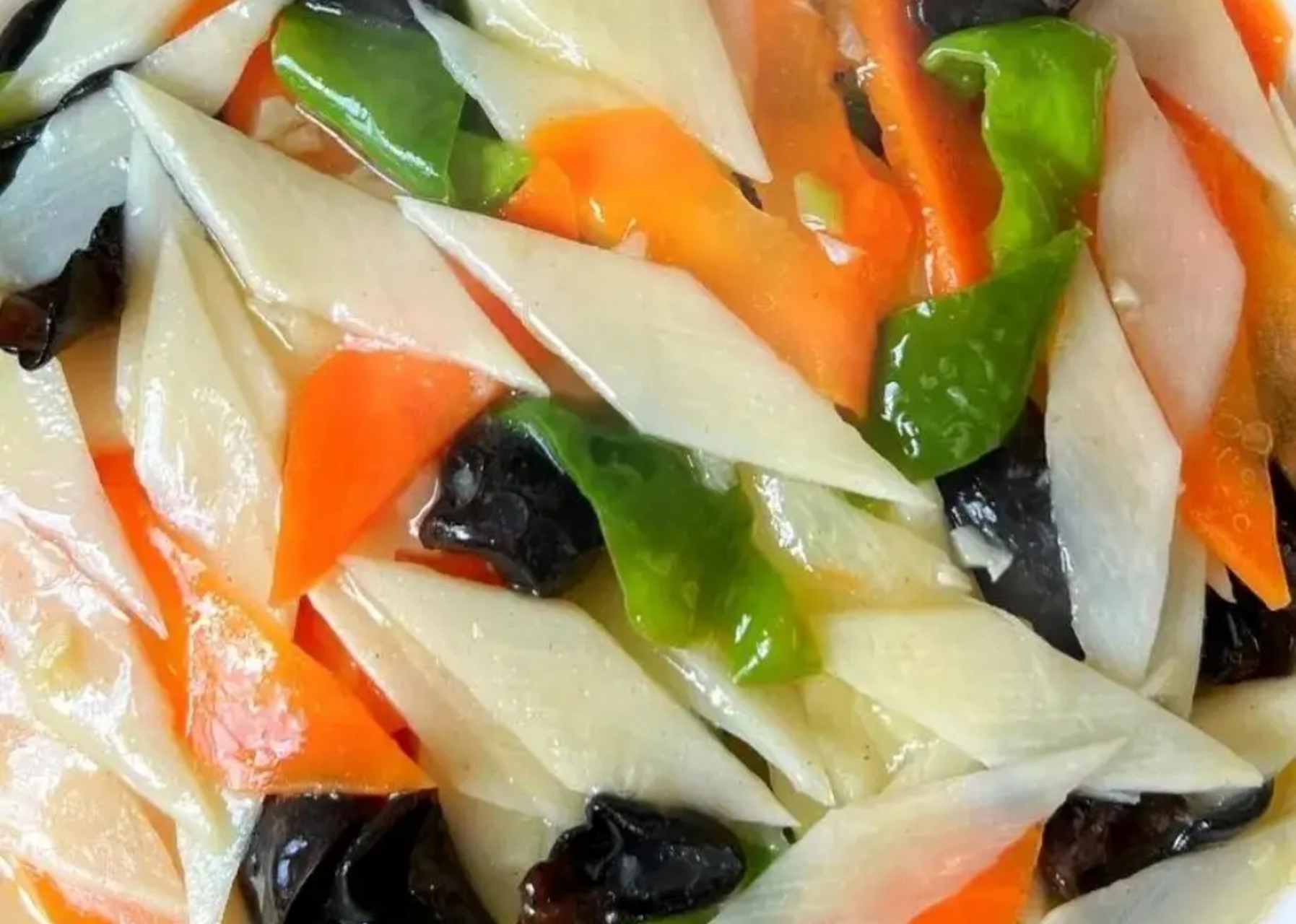 我的美食分享#  素炒山药  准备食材:山药,胡萝卜,青椒,黑木耳,蒜 ..