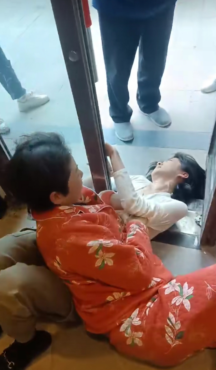 隔壁邻居打架了,好强势的婆婆,儿媳妇长期被看不起被欺负,娘家妈妈在