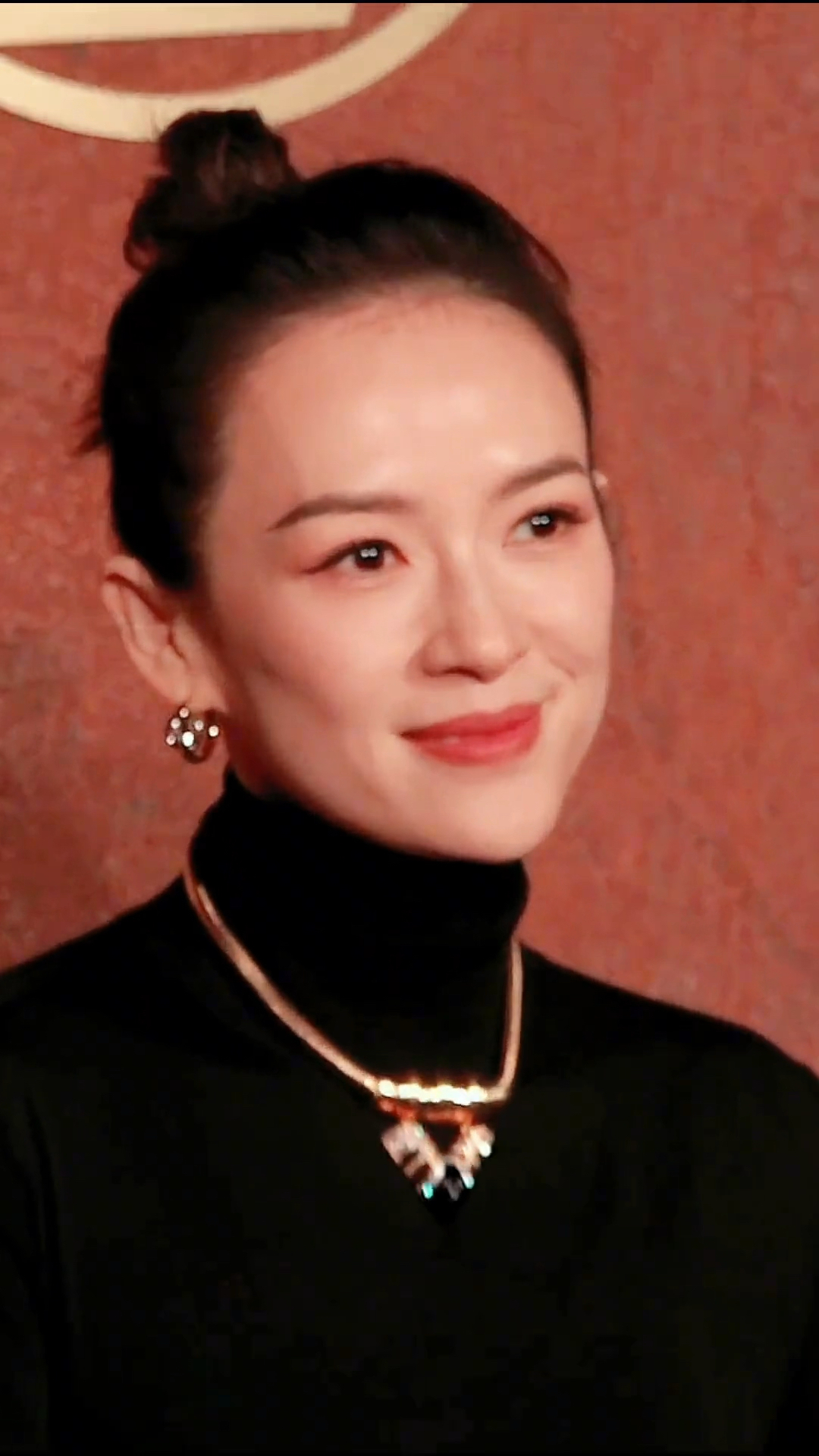 章子怡红毯造型自信优雅,大气沉稳电影脸!