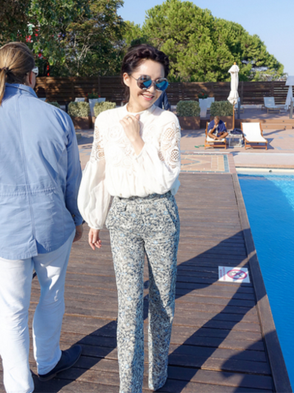 许晴穿着这件细节感的白衬衫,搭配花色别致的印花直筒裤,采用塞衣角