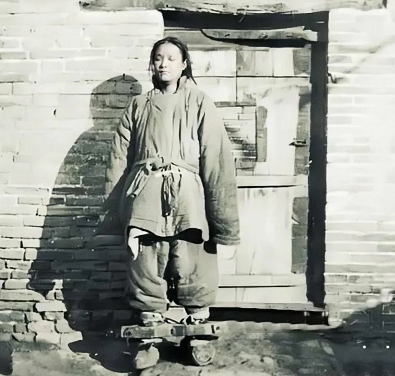 这张照片拍摄于清朝末年,山东青岛,一个胶东大嫚,从监狱出来放风,这