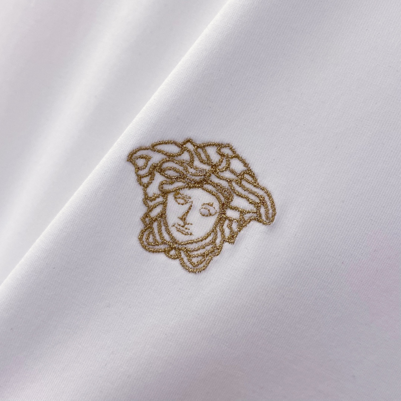日常穿搭# 范思哲经典美杜莎logo刺绣圆领男女短袖t恤,上身效果更加