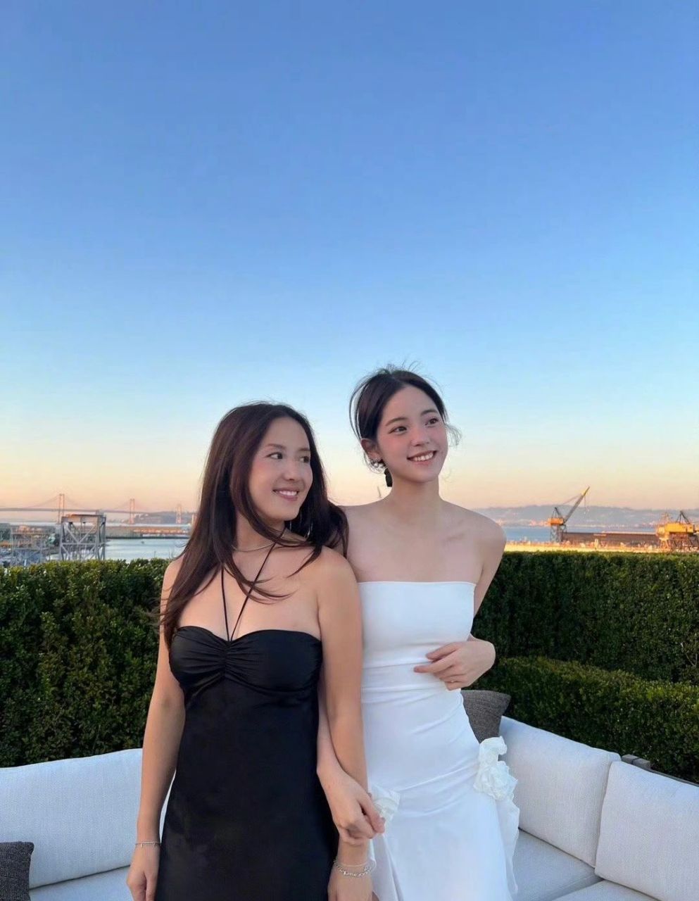 欧阳娜娜晒新造型,穿白色抹胸连衣裙颜值与气质齐飞,甜美性感的穿搭