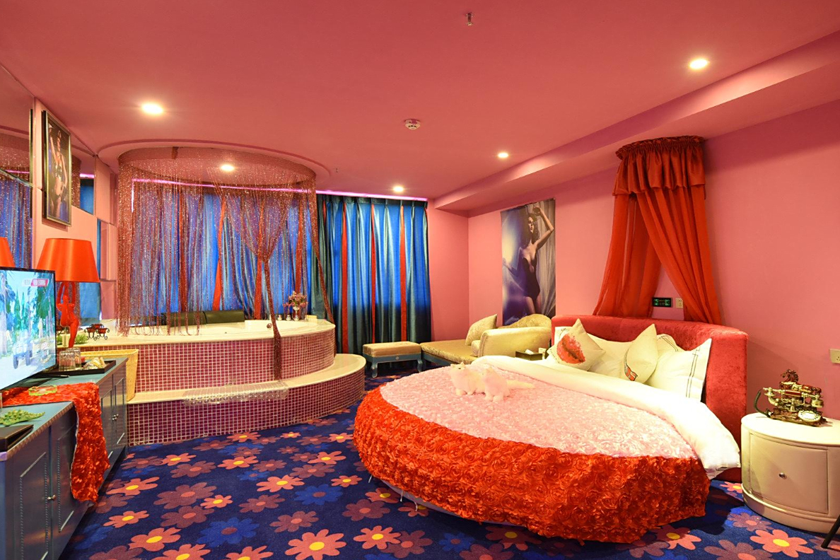 酒店情侣套房内置"圆球"有何用?工作人员:主要服务女孩