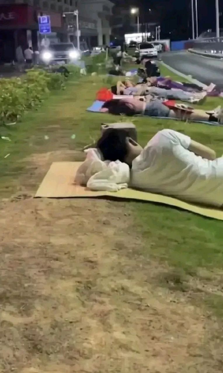 昨晚露宿街头,凌晨一点多我一个人漫无目的走在大街上,看到几个年轻人