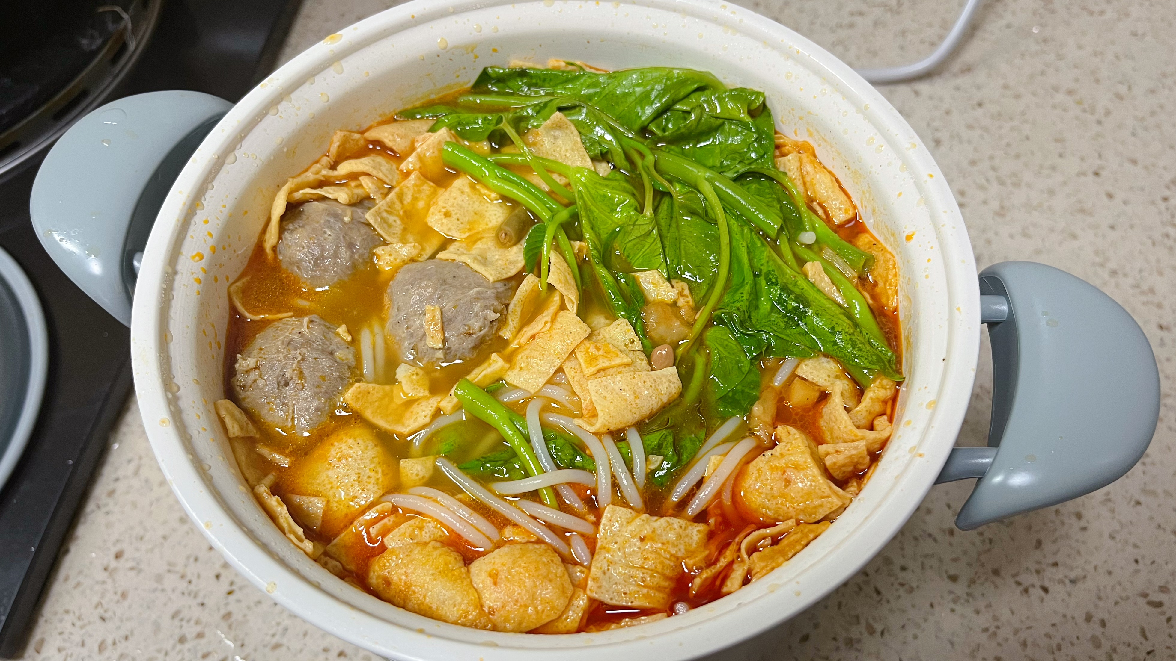 在家煮螺蛳粉,还加了牛肉丸空心菜,谁能拒绝这样一碗螺蛳粉呢!