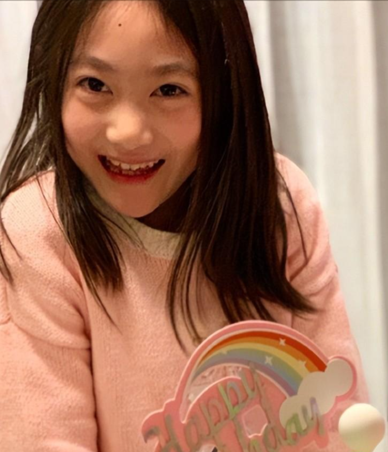 11岁奥莉参加花滑比赛,身穿表演服大长腿吸睛,妆容惹网友争议