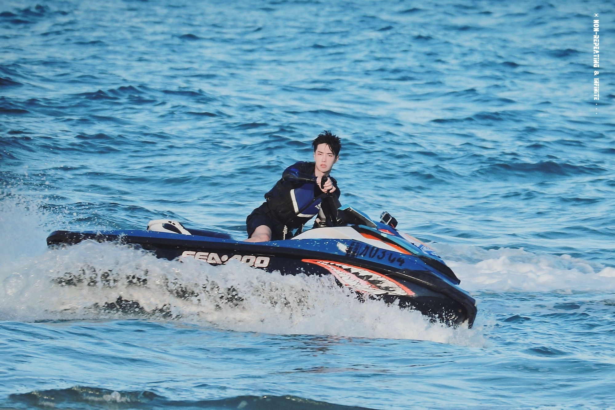 一组王一博在海边的造型来袭,清爽又帅气,湿发太撩啦