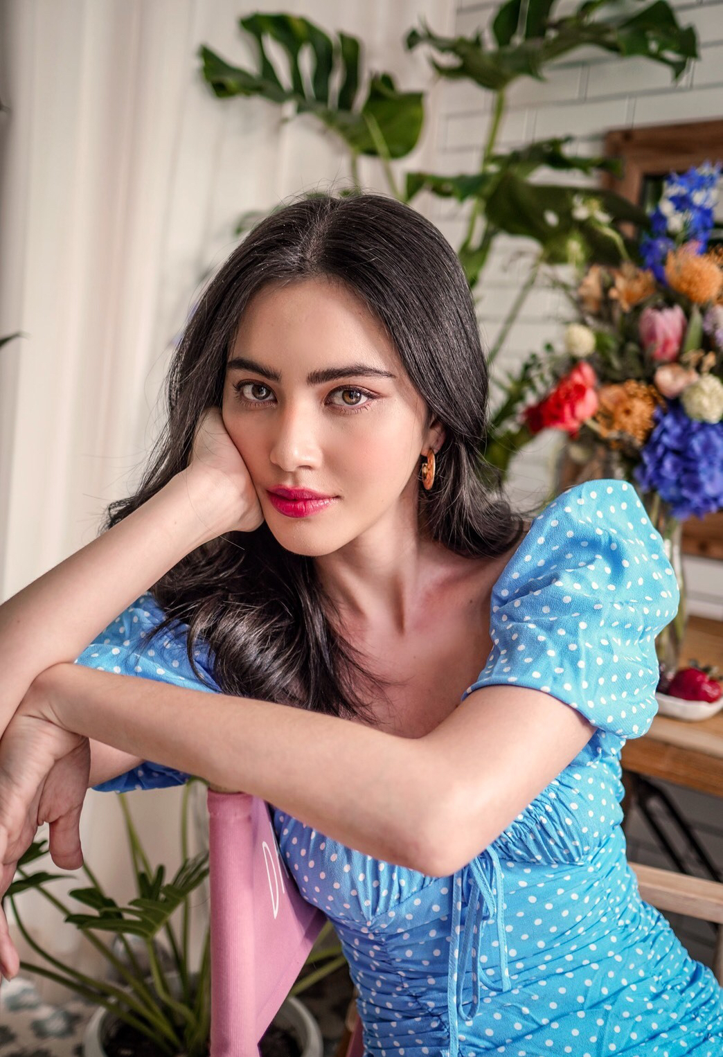 mai davika ins更新私服大片,一头波浪卷发搭上蓝色波点裙