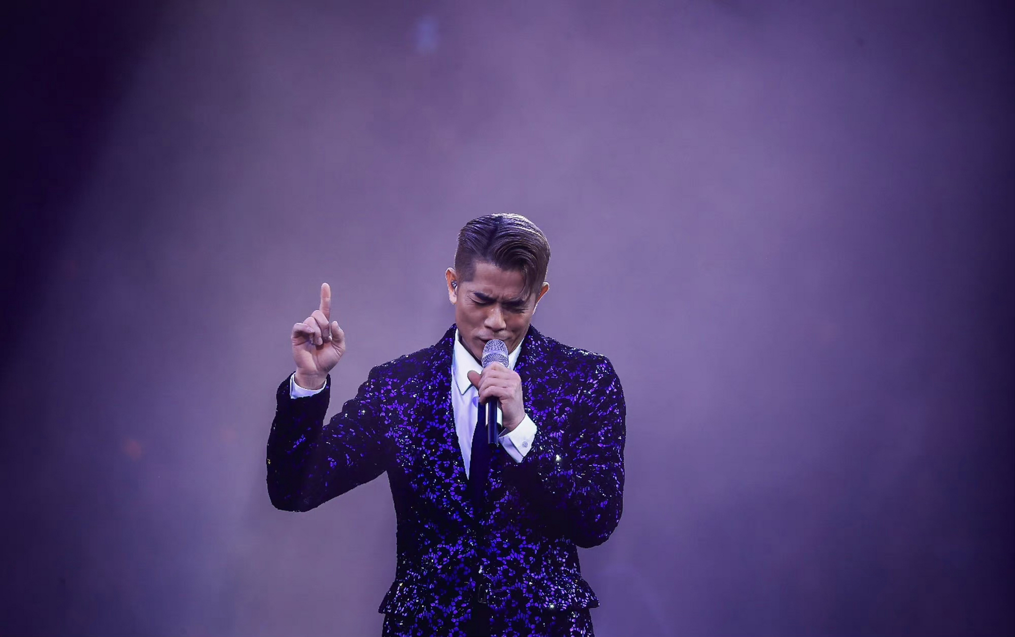 郭富城现身张国荣纪念音乐会 演唱张国荣经典歌曲《monica》,好大的