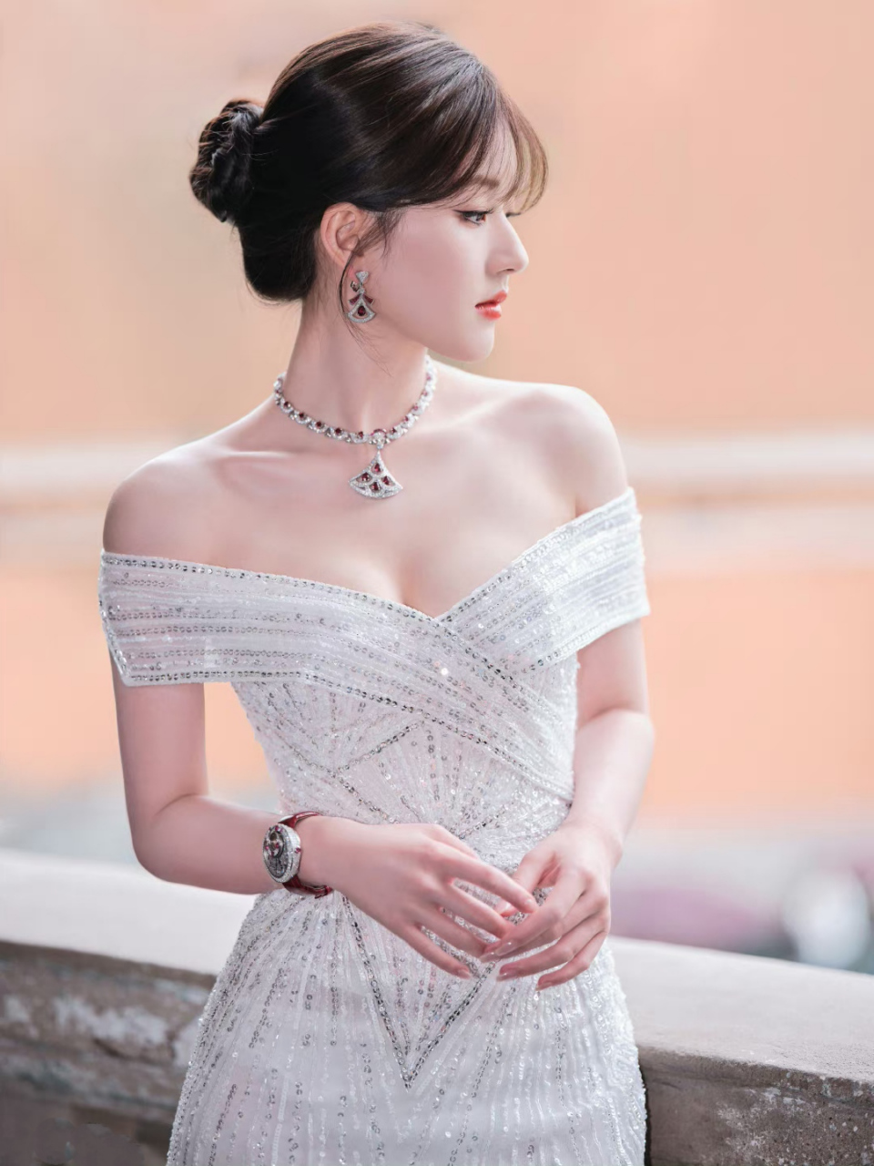 赵露思# 身穿银色亮片一字肩长裙,肤白貌美的容颜,窈窕曼妙的身材