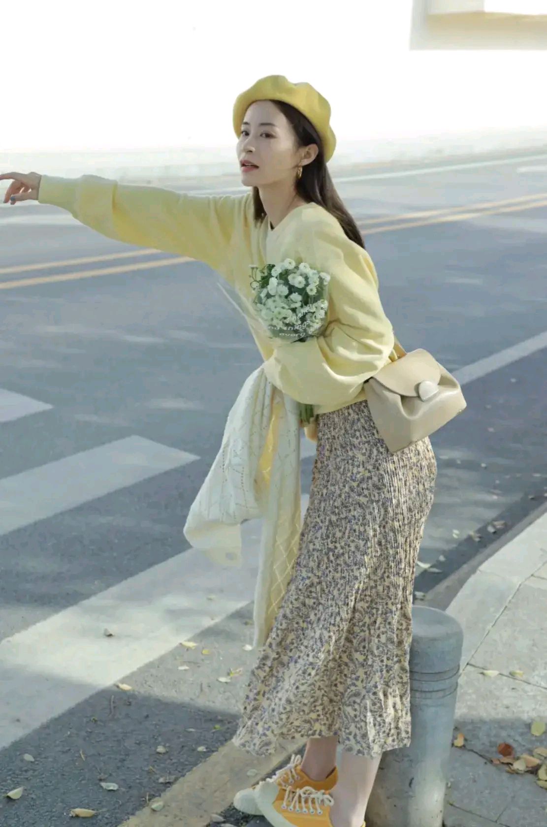卫衣搭配碎花裙让造型更具甜美,配上黄色的贝雷帽,复古又甜美