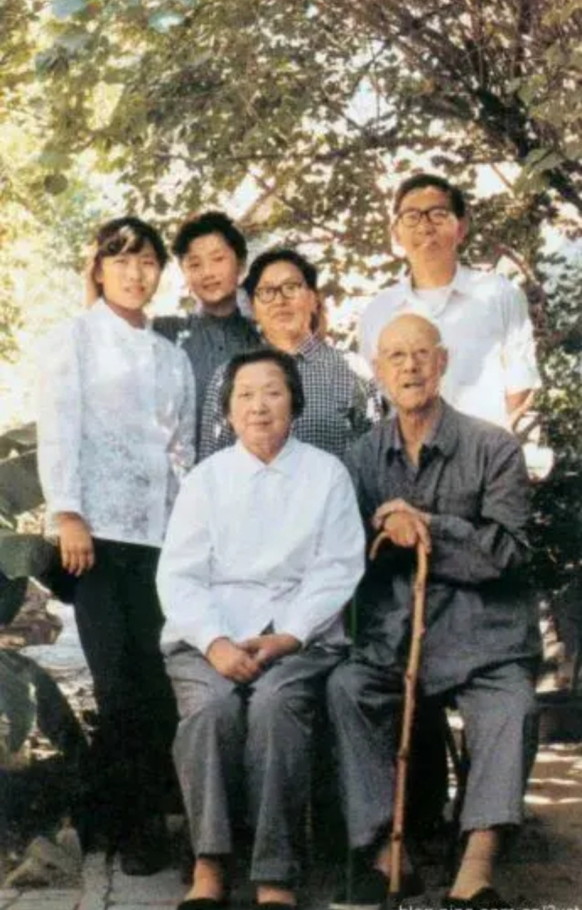 1981年,张伯驹,潘素与女儿一家合影,张伯驹是民国四公子之一,出身富裕