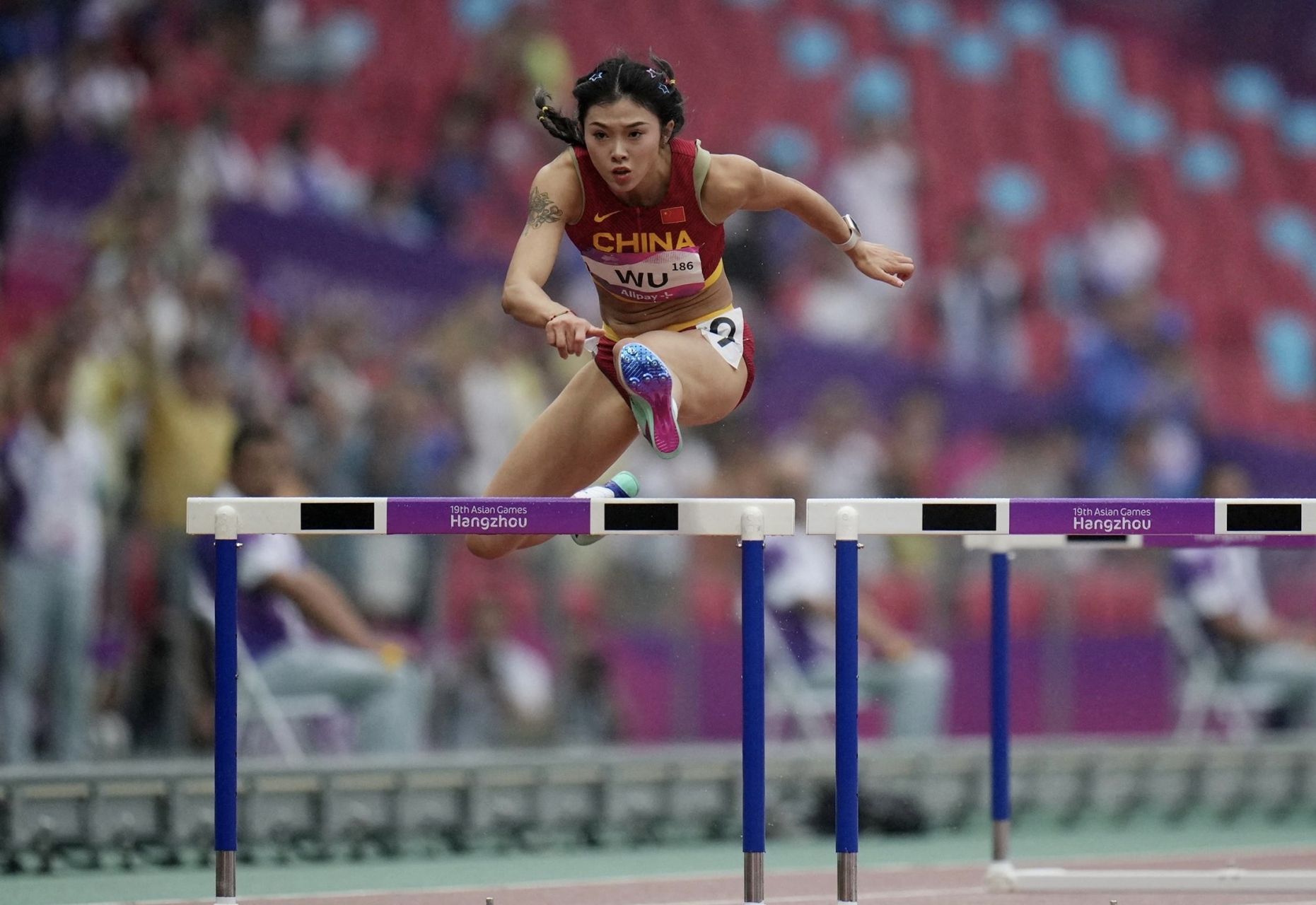 吴艳妮在女子110米跨栏抢跑,虽然参加完比赛,但赛后还是被取消了成绩