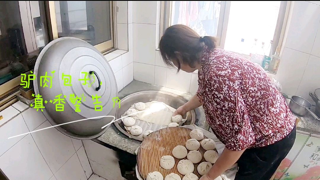 奶奶蒸了一锅驴肉馅包子,把宝宝给馋坏了,给我来一口,我能吃