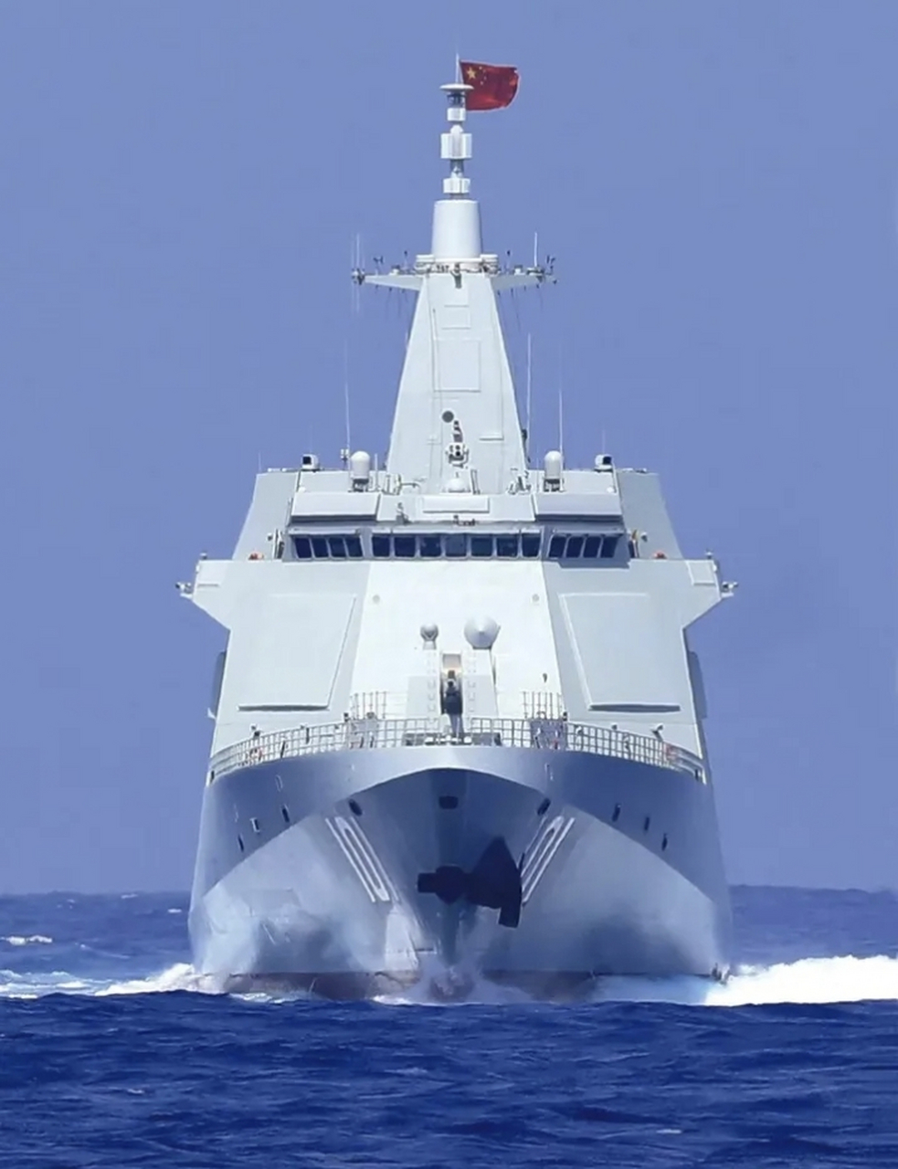 据原海军装备部副部长赵登平将军在西工大的讲座上所说,一艘055驱逐舰