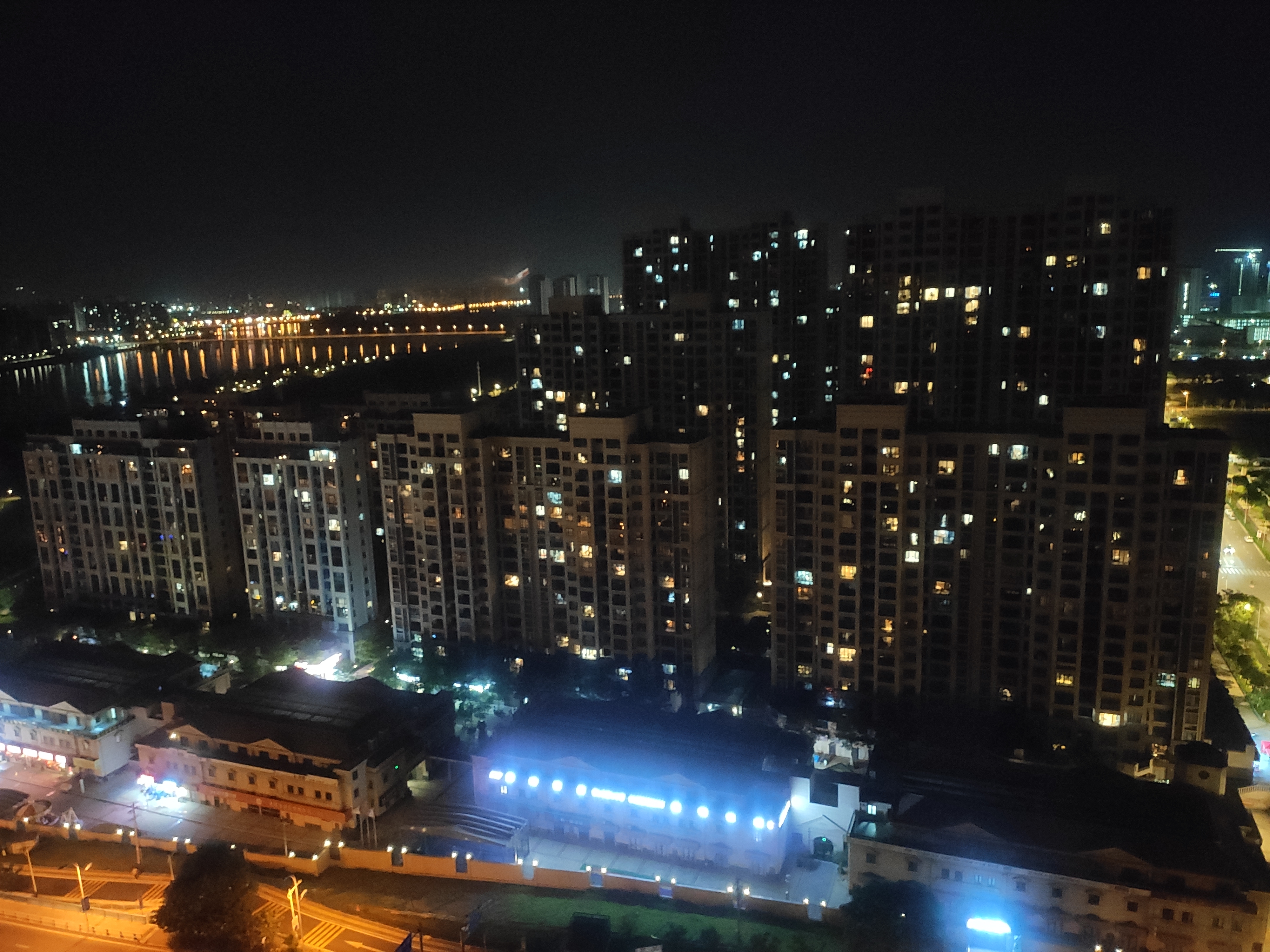 一个二线城市稍偏楼盘晚上三个时间的夜景图,晚睡的人还真不少