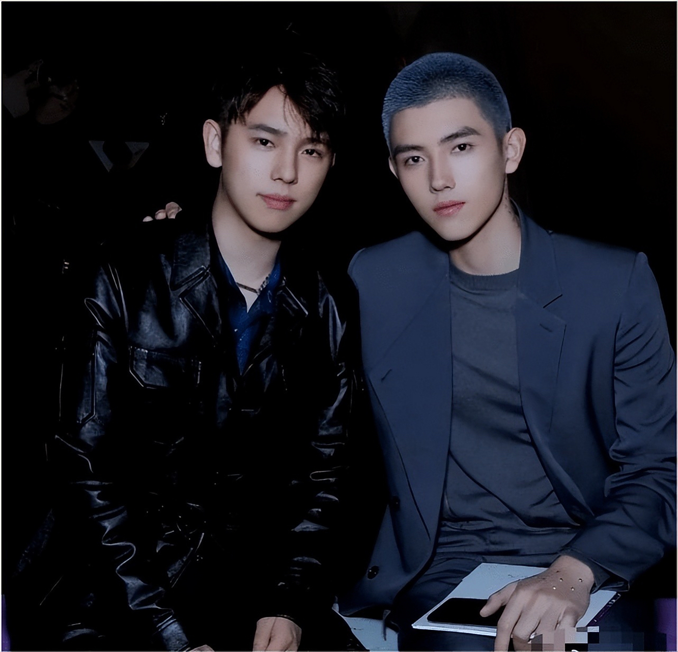 香港偶遇陈飞宇和他哥哥陈宇昂,两人虽是亲兄弟,身高和相貌却天差地别