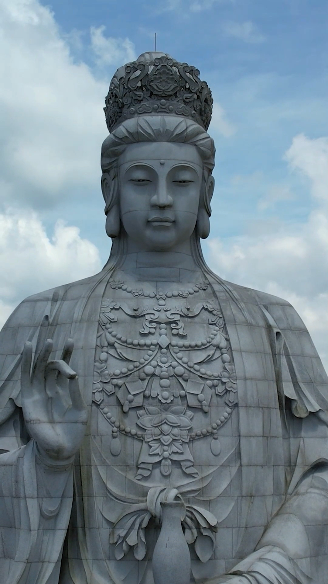 世界上最高的石观音,位于广东省东莞市,耗资4亿,历时两年打造而成