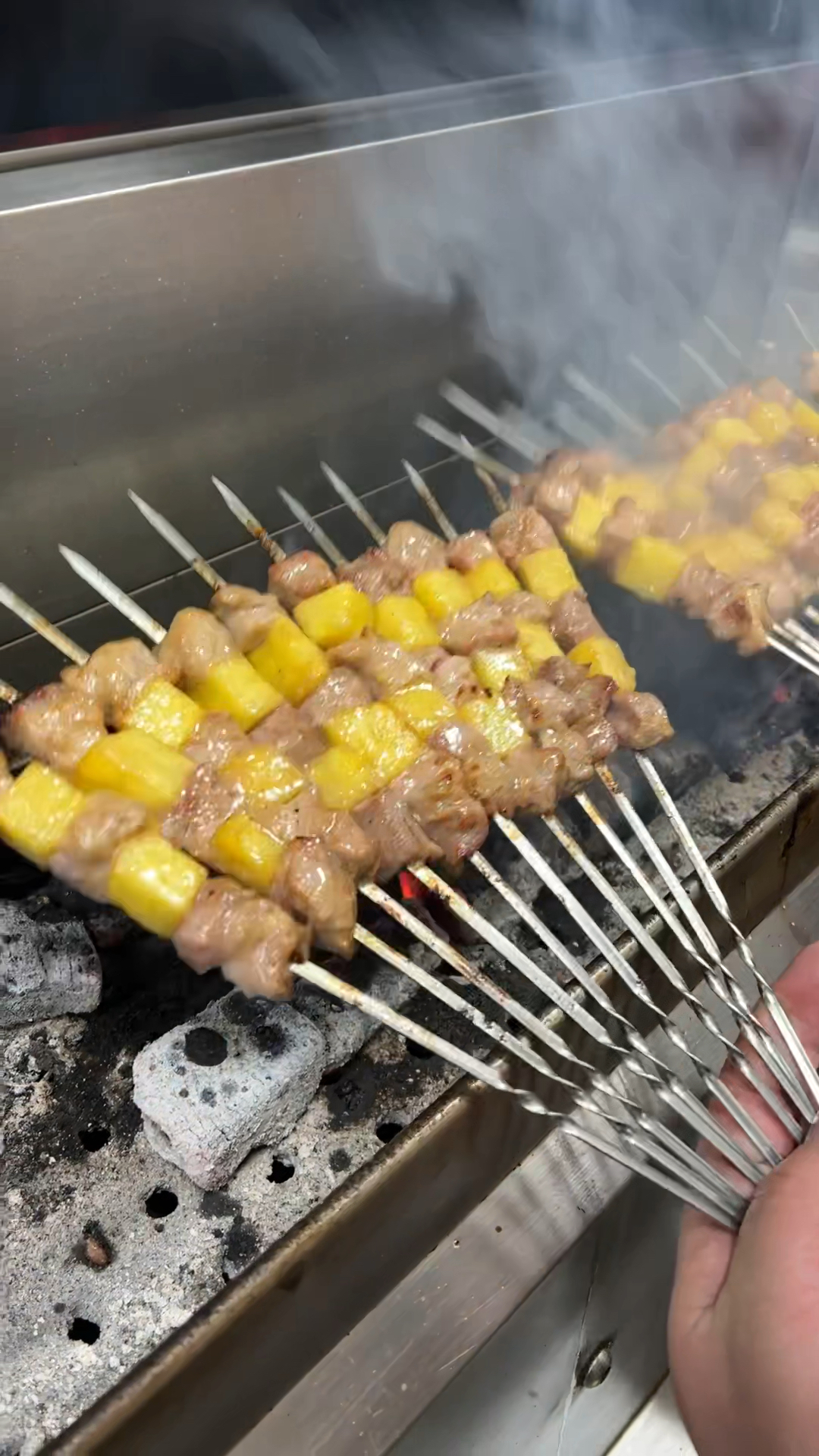 烧烤美食菠萝猪肉串