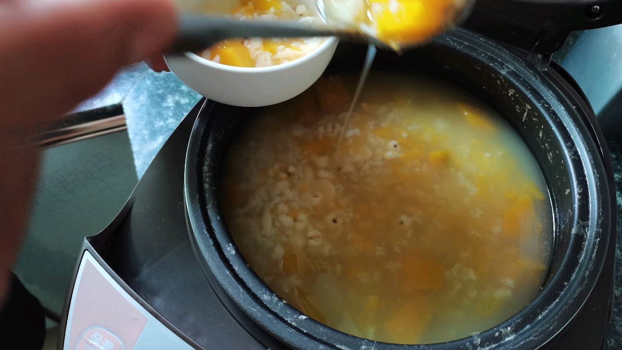 夏天不知道吃什么?看过来,杜子和您分享一道薏米百合南瓜粥