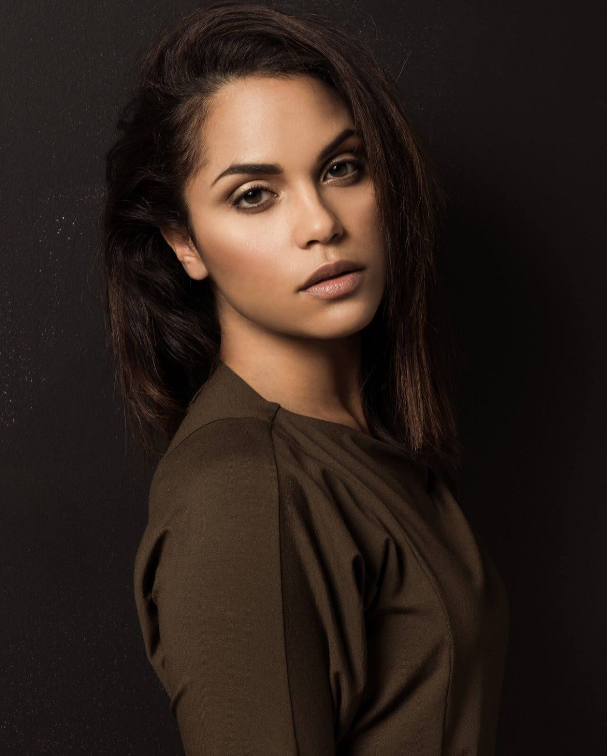 爱上单车的女星:monica raymund