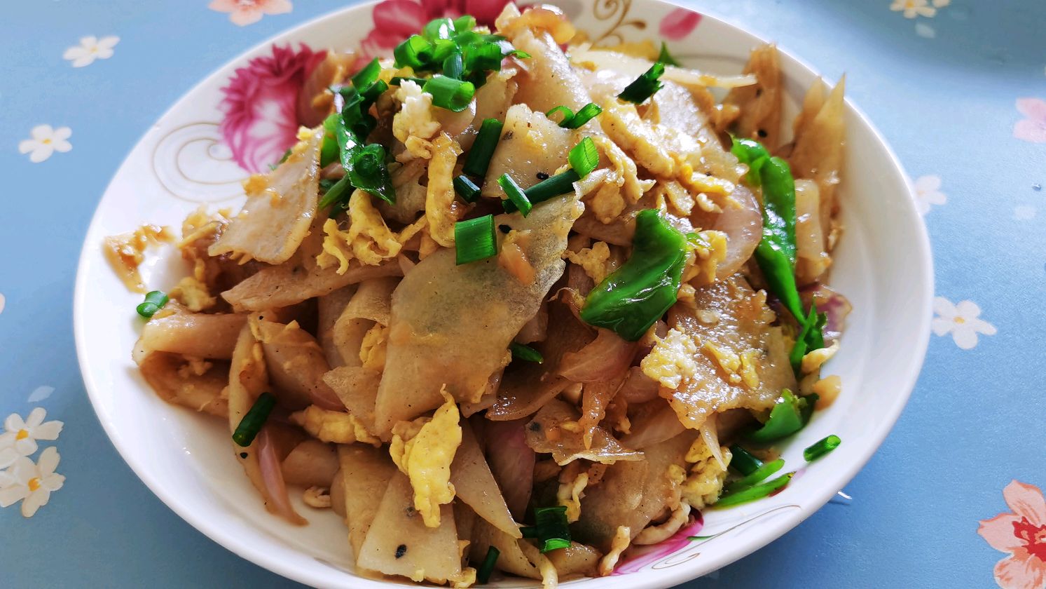 两张面皮饼,做一道素菜炒饼,那可真是香呐!大洋直接当午饭吃了