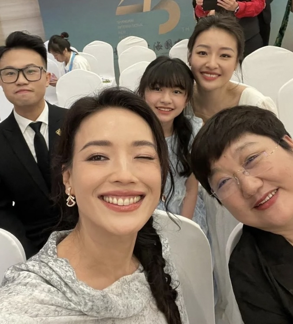 舒淇晒自拍合照,这真的是大生图直出啊