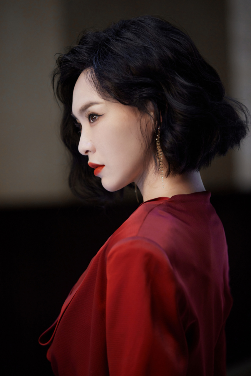 百度秋冬打卡挑战赛#  #我要上热门#  唐嫣王牌对王牌, 红衣港风萌怂