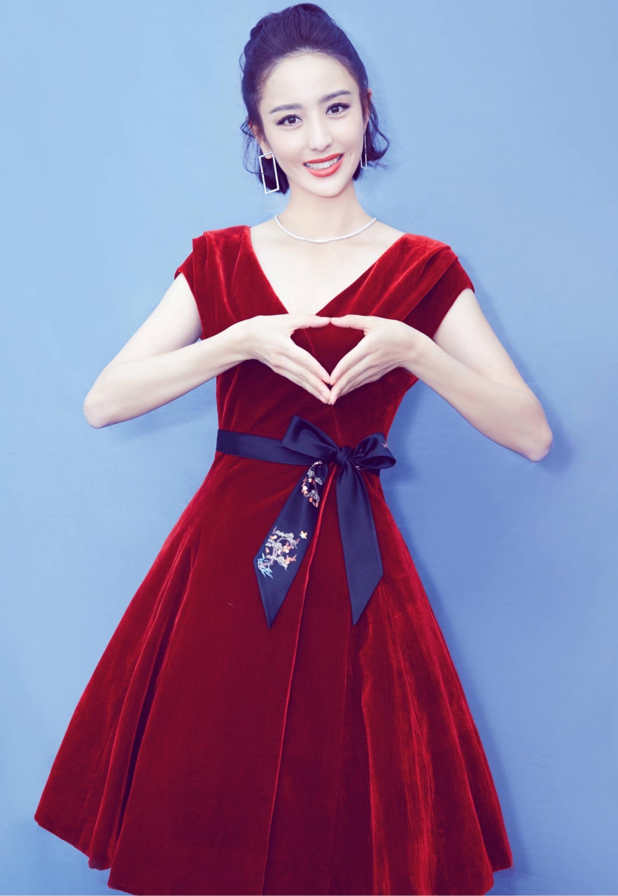 梨涡美女佟丽娅,1983年8月8日出生于新疆伊犁察布查尔,中国内地影视女