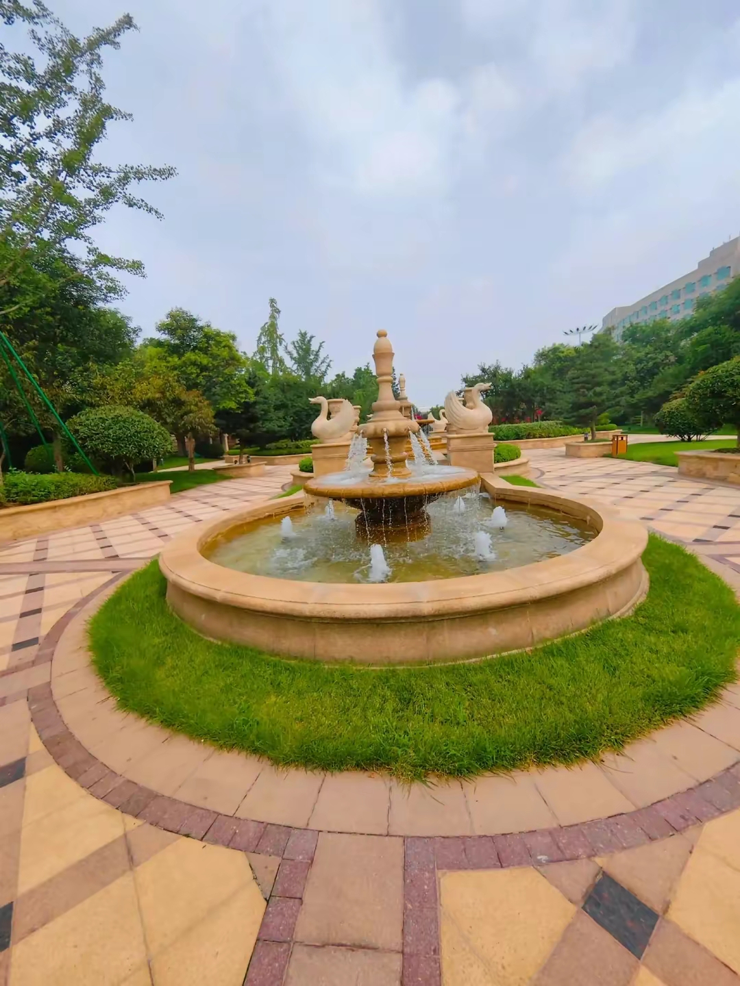 美轮美奂的酒店后花园