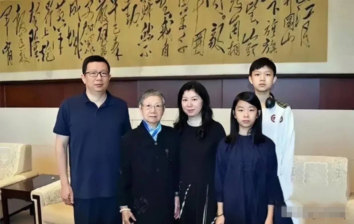 刘思齐和家人的合影,看左边那个男人,叫杨小英,像女人的名字