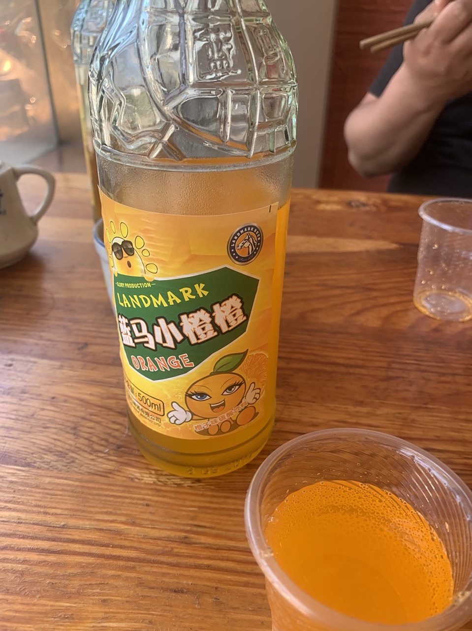 昨天吃午饭喝的这个蓝马小橙橙,口感还行,这个在西安的销量不知道