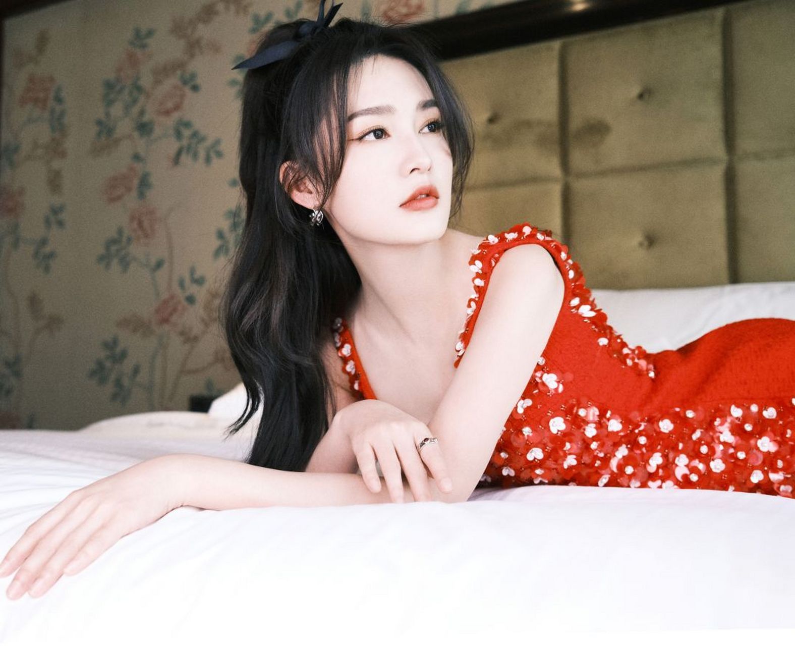 女神李沁,五官秀气,皮肤白到发亮,身穿粉红吊带裙,更是诱人.