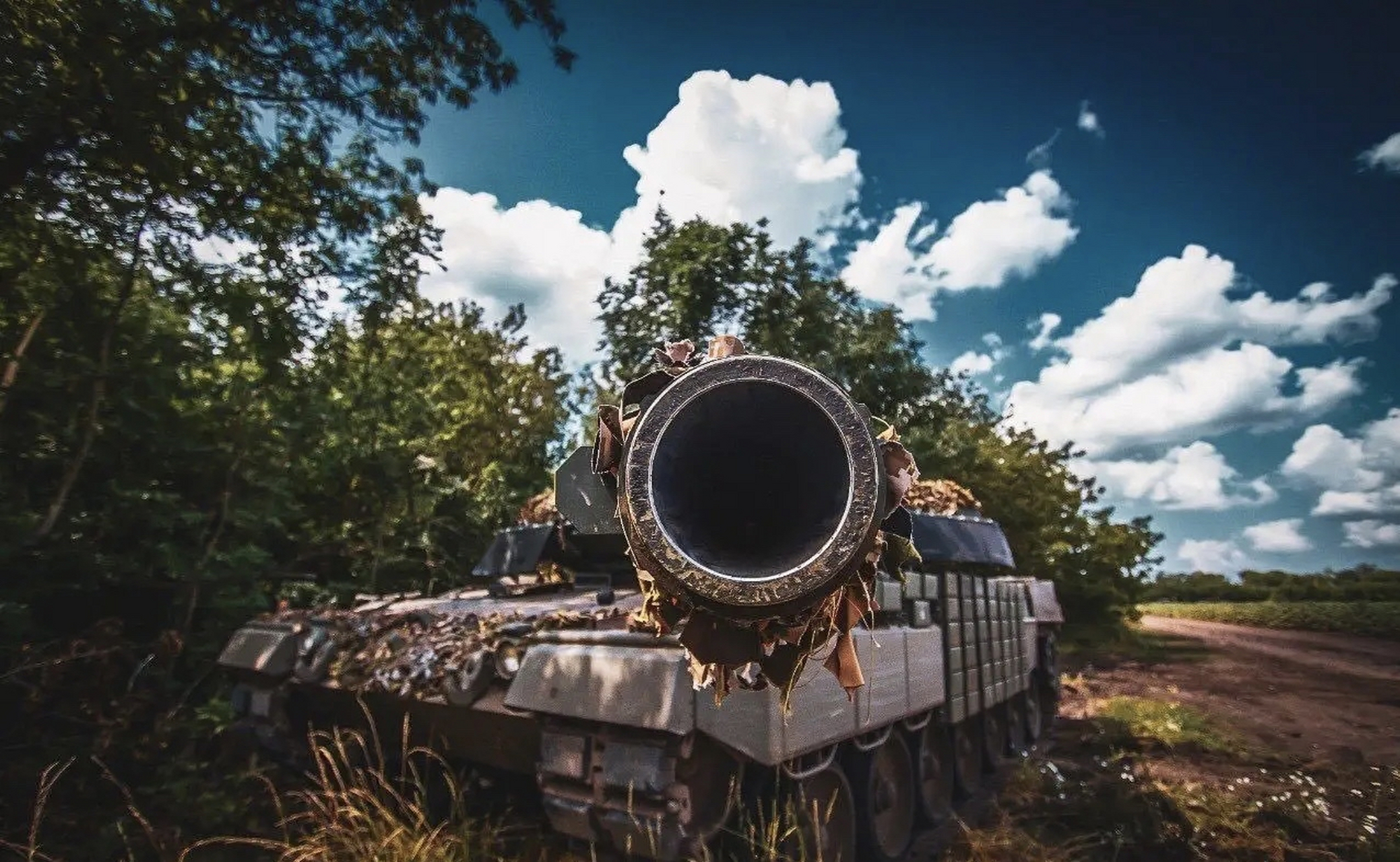 加装接触1反应装甲的乌克兰北约旅的豹-2a4主战坦克.