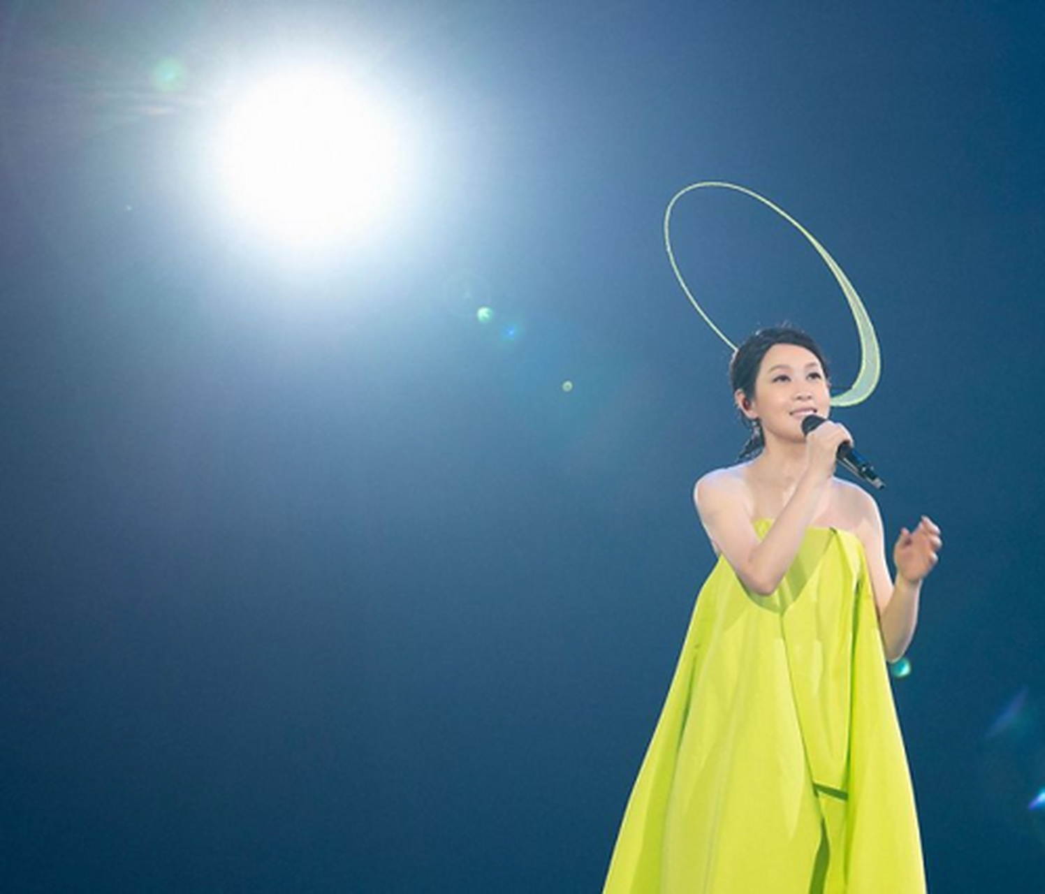 53岁刘若英演唱会,现场照片和修图差距