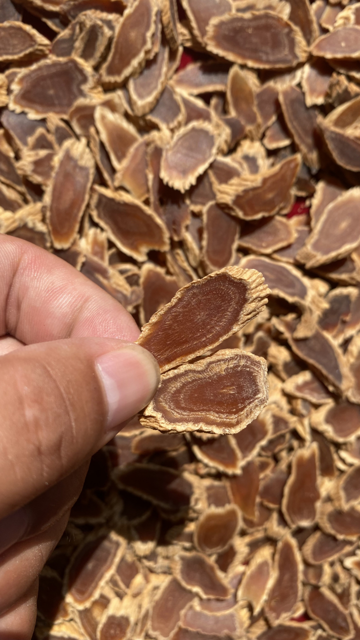 纯手工切的高丽参别直参片,花纹清晰,皮色好,可以煲汤,泡水,做人参蜜