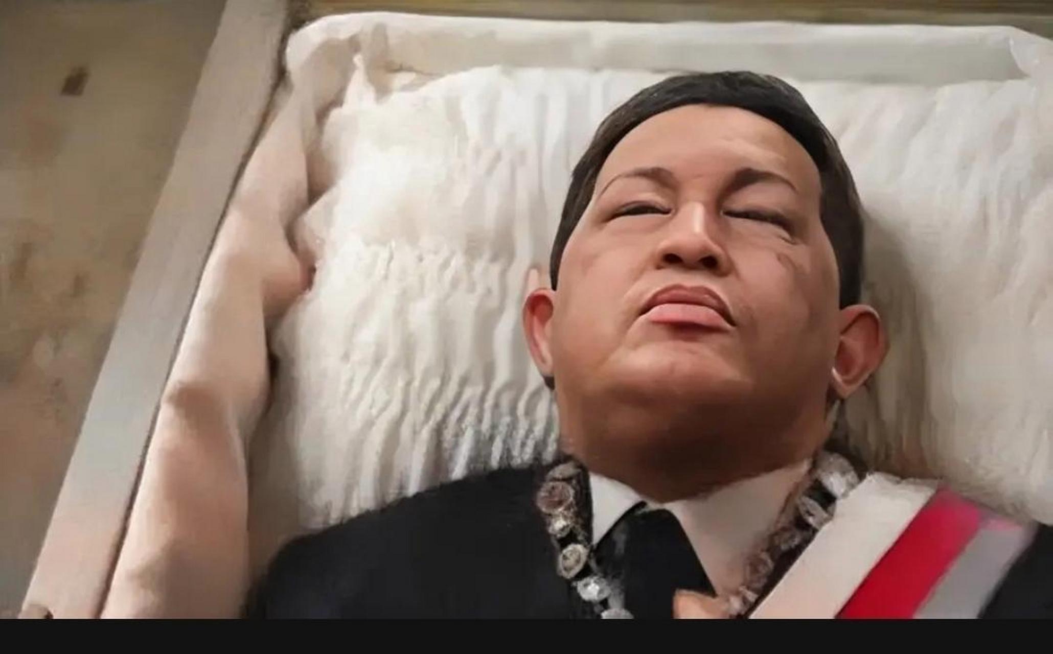 照片中的他躺在水晶棺内,看起来非常的宁静安详.