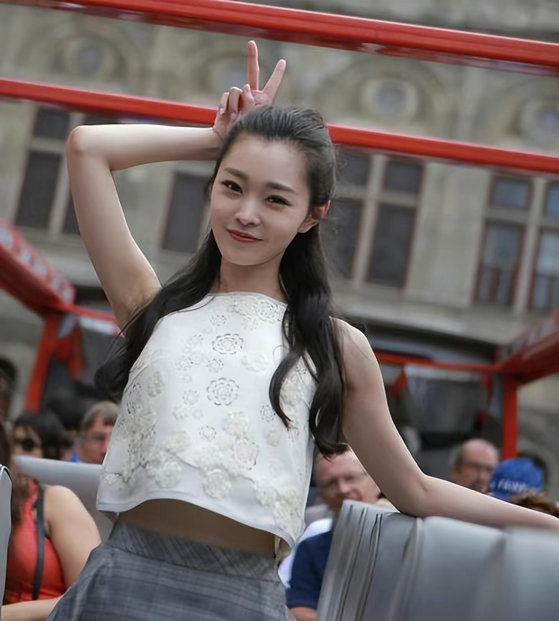 宋轶为了出名也是拼了出席活动穿"肚兜",靳东尴尬不知手放哪#晒出上学